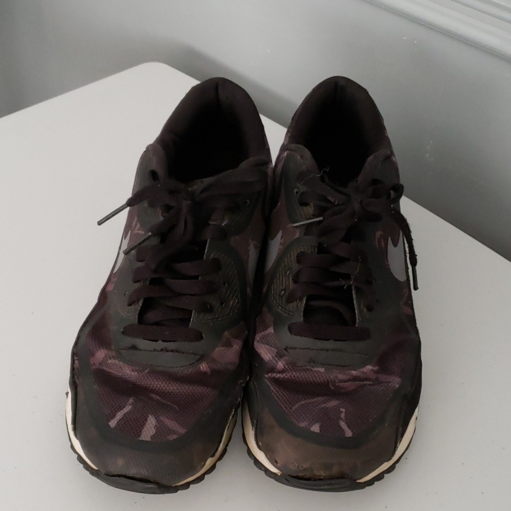 Sneakers - Picture 2 of 3